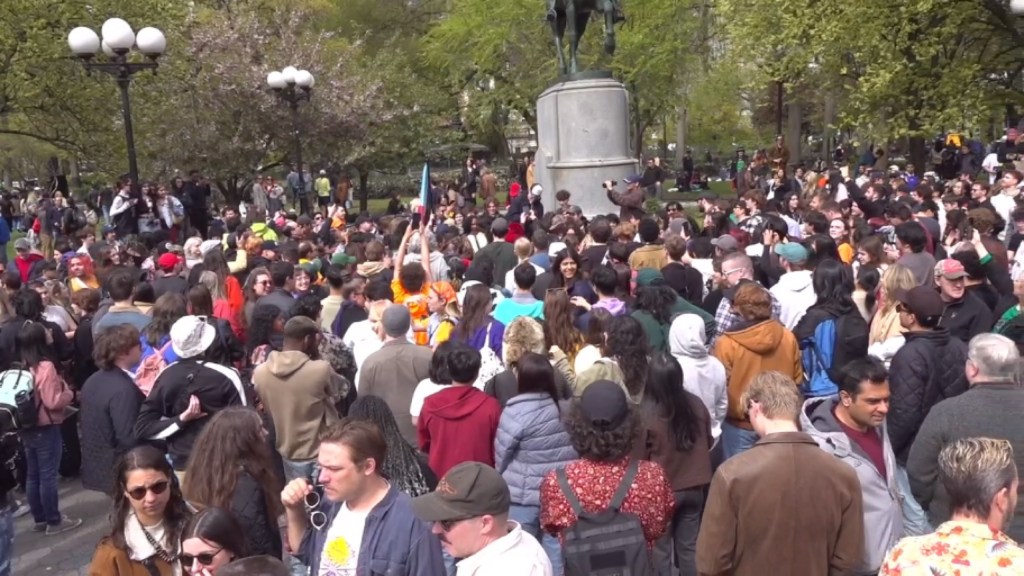 “Eat Those Balls!” Hundreds Flock to Watch Man Eat Tub of Cheese Balls at Union Square Park - NYC